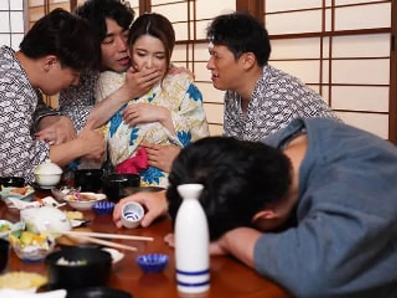 đưa cô vợ đi suối nước nóng, anh xã không biết vợ yêu bị người khác địt sấp mặt