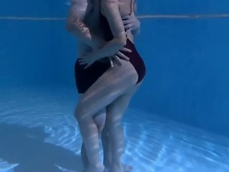 Chồng yêu lạnh nhạt, bà xã lén lút với hlv dạy bơi